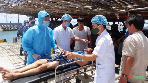 Bệnh xá đảo Song Tử Tây cấp cứu ngư dân bị đột quỵ não